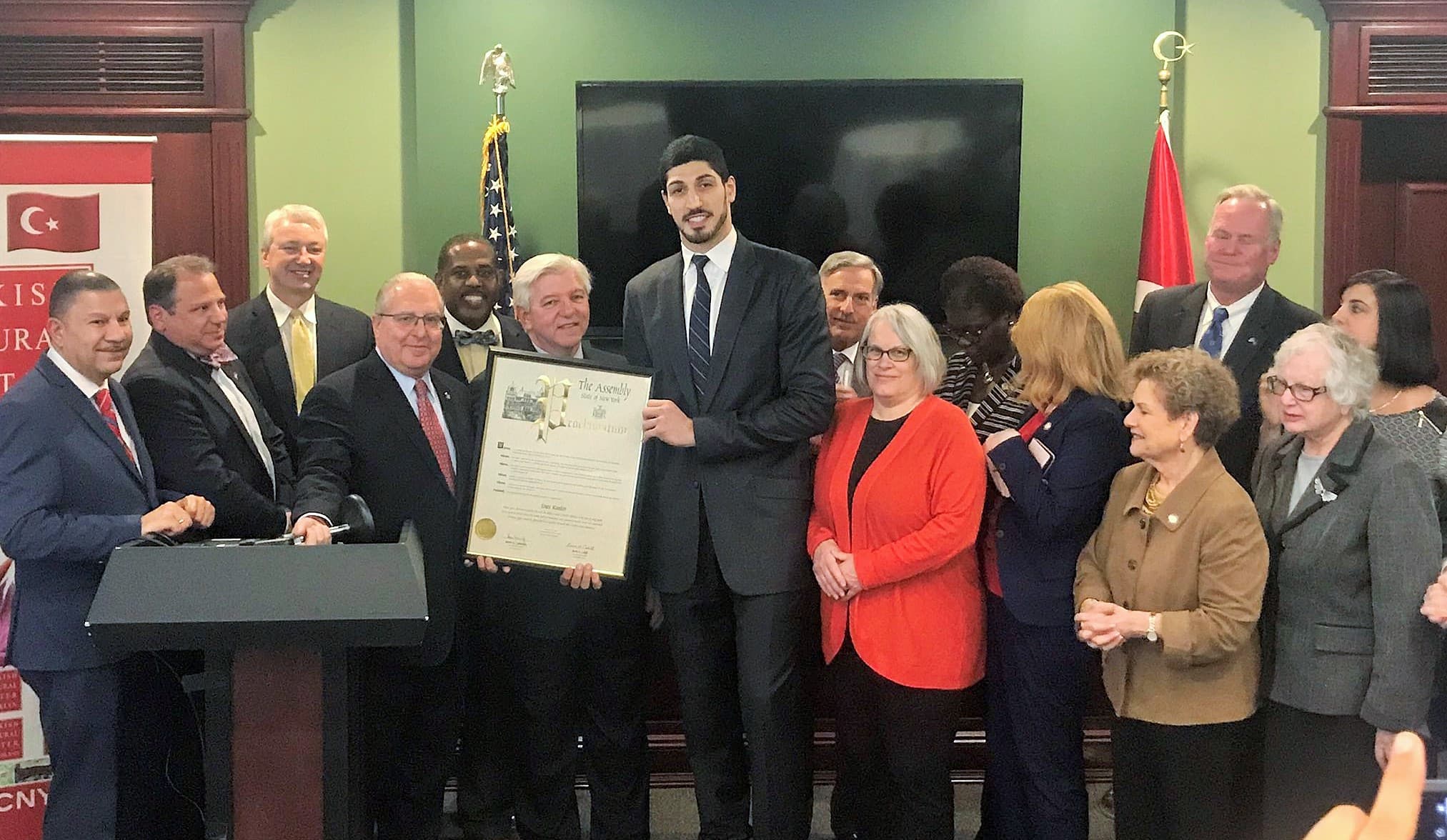 ENES KANTER’İN İNSAN HAKLARI MÜCADALESİ, EYALET MECLİSİNDE AYAKTA ALKIŞLANDI
