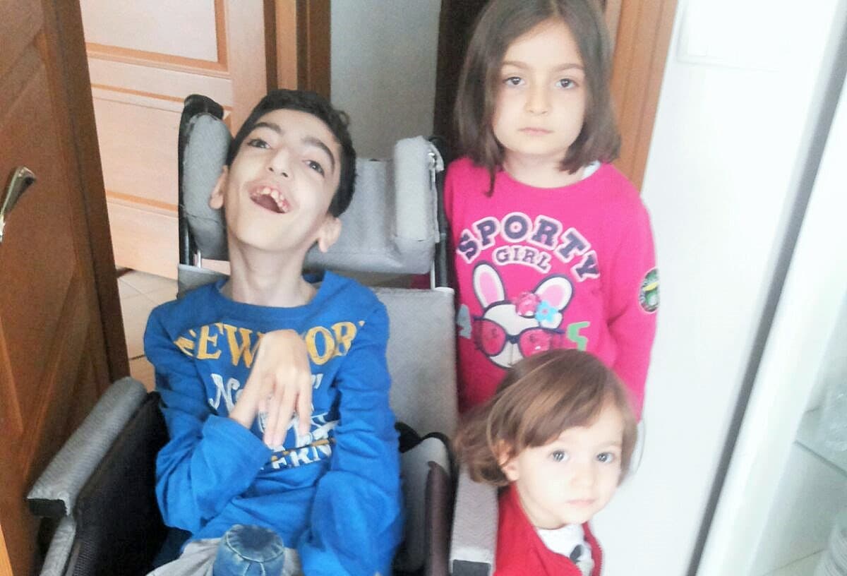 Babası tutuklu olduğu için tedavi ettirilemeyen 17 yaşındaki özürlü hayatını kaybetti