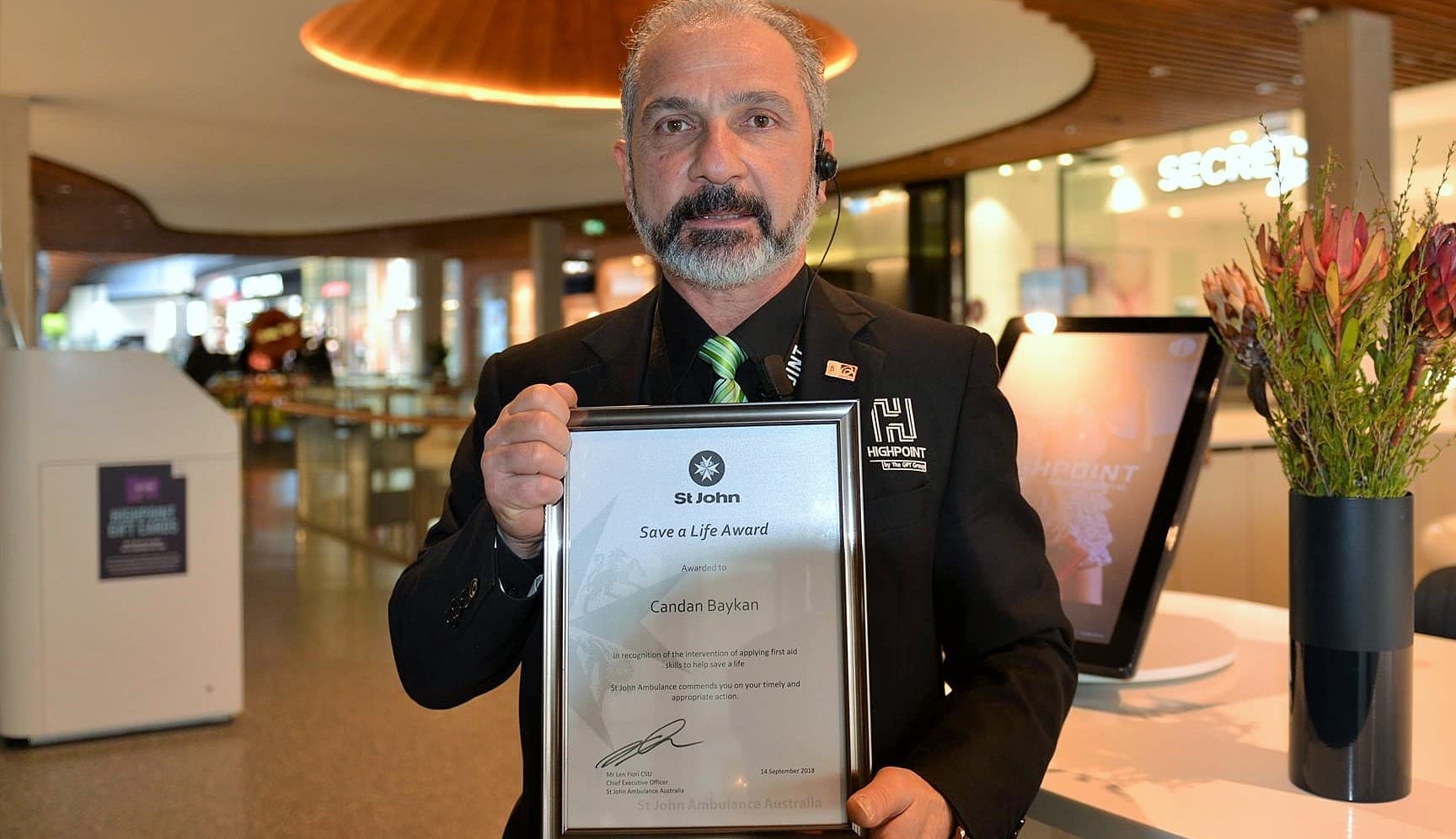 Türk güvenlik görevlisine kahramanlık ödülü: Melbourne’de hayatını kurtardığı genci gözyaşlarıyla anlattı