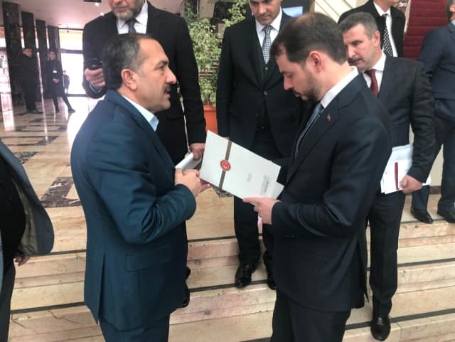 AKP’li vekil: Kazanamazsak silahlı çeteler peydahlanacak, başörtülüler caddelerde yürüyemeyecek