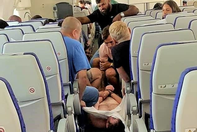 Scoot flight from Gold Coast to Singapore diverted to Sydney after mid-air brawl