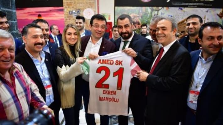 İmamoğlu fuarda halay çekti, Diyarbakır kadayıfını dağıttı