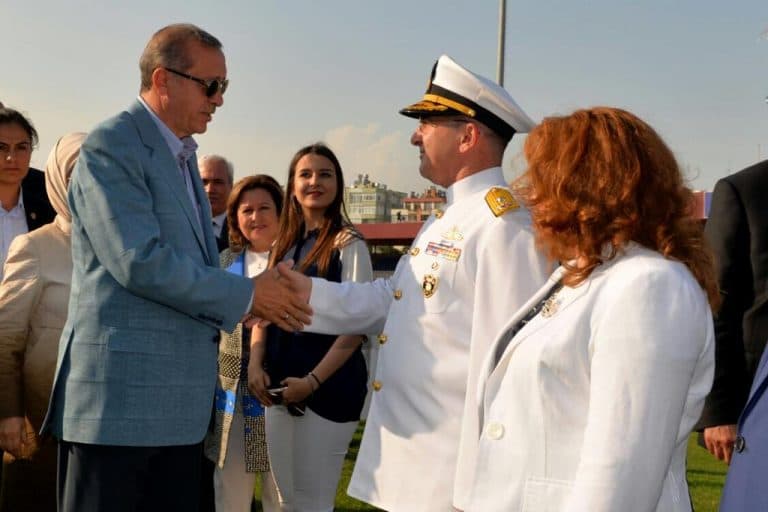 Tutuklu Tuğamiral’ın eşi: Birliğine dön emri veren de birliğe girer girmez eşimin vurulmasını emreden de aynı kişi