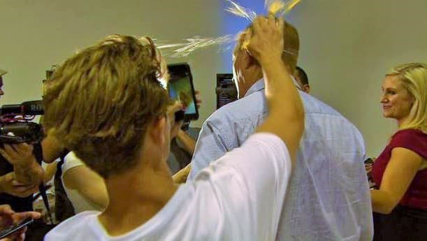 Senetör Anning’in kafasını yumurta kıran Egg Boy, Yeni Zelanda mağdurlarına 62 bin dolar bağışladı