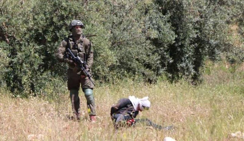 İsrail askerlerinden vahşet: Gözleri bağlı, elleri kelepçeli Filistinliyi vurdu