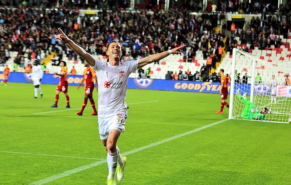 Süper Lig’de Sivasspor, şampiyon Galatasaray’ı 2-0 geriden gelerek 4-3 mağlup etti