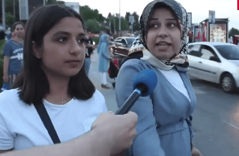 Mikrofon uzatılan vatandaş AKP’yi topa tuttu: Tayyip Erdoğan bir işe yaramıyor bunun farkına varsın insanlar, o bizim önderimiz değil