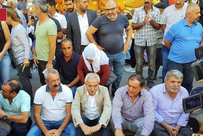 Kayyım protestosuna ‘Komünist Başkan’ da katılarak: Omuz omuza durmanın doğru olduğunu düşünüyoruz