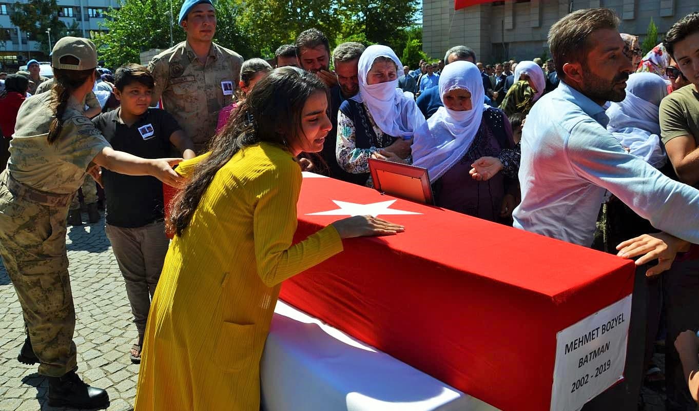Kulp’taki patlamada hayatını kaybeden siviller Kürtçe ağıtlarla toprağa verildi