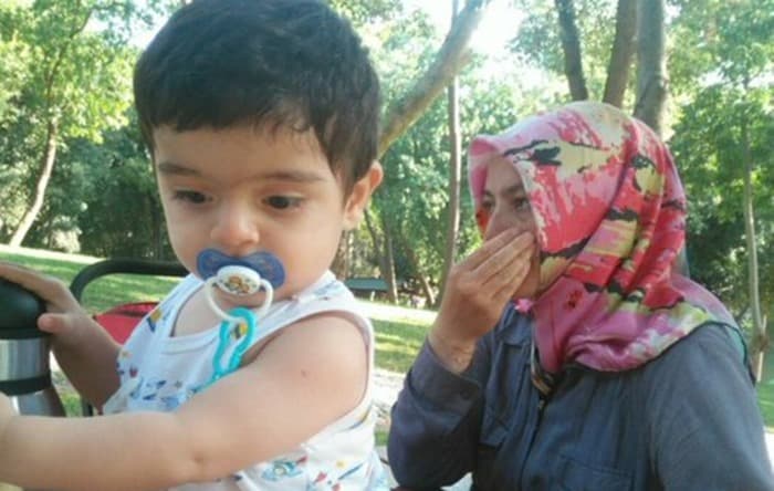 Enes, Çağlayan’da gözaltındaki anne ve babasını bekliyor