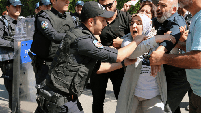 AKP önünde eyleme 3’üncü günde de annelere gözaltı:  Ben çocuğumu istiyorum