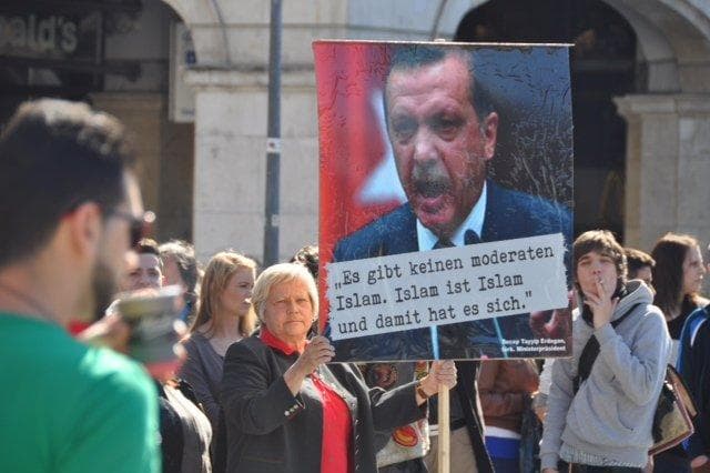 Dava AİHM’e taşındı: Diplomasının gerçekliği doğrulanmadığı için AİHM önünde ‘Erdoğan yargılansın’ mitingi