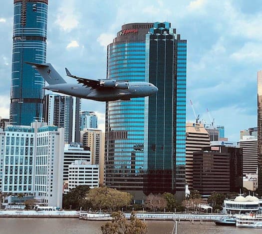 Brisbane’de askeri kargo uçağı, gökdelenlerin arasında uçtu