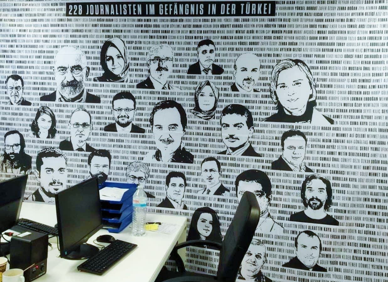 Tutsak gazeteciler ülkesi; Türkiye!