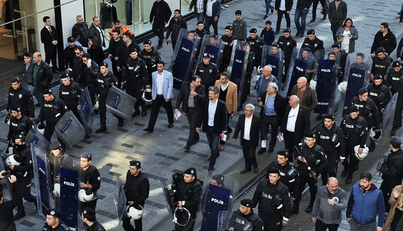 İstiklal Caddesi’nde bildiri dağıtmak isteyen HDP’li vekillere polis ablukası