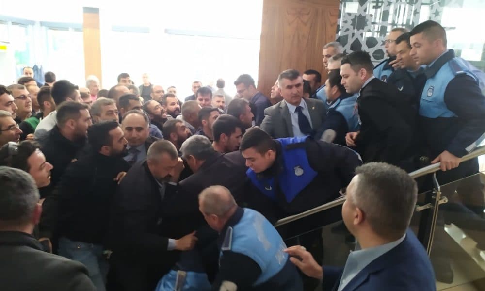 Kayseri’de esnaf  AKP’li Belediye’yi bastı: Açım aç, çoluk çocuğumuz aç
