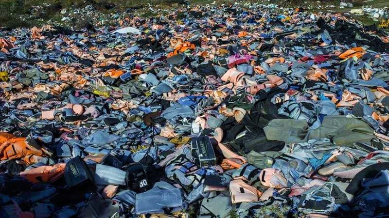 Trajedinin fotoğrafı: Ülkelerinden kaçarken hayatını kaybeden mültecilerin eşyaları yürek yakıyor