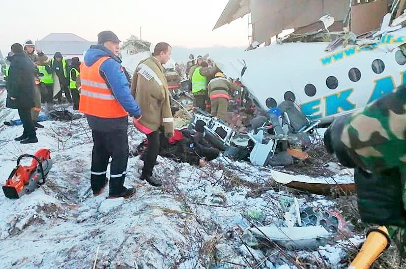 100 kişi bulunuyordu: Kazakistan’da yolcu uçağı binaya girdi, en az 12 ölü