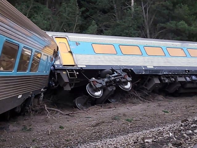 Melbourne’e giden tren raydan çıktı: 2 kişi hayatını kaybetti