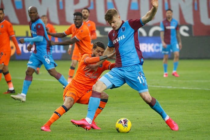 Zirve mücadelesi veren Trabzonspor ile Başakşehir 1-1 berabere kaldı