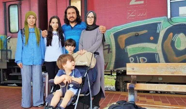İşkenceden çıktı ailesini botla özgürlüğe ulaştırdı