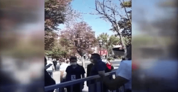 Polis Atatürk’ün resminin bulunduğu flamaları Zafer Anıtına sokmadı