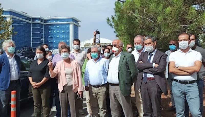 HDP’den Emniyet’in önünde tepki: Tutuklu arkadaşlarımıza bir şey olursa siz sorumlusunuz