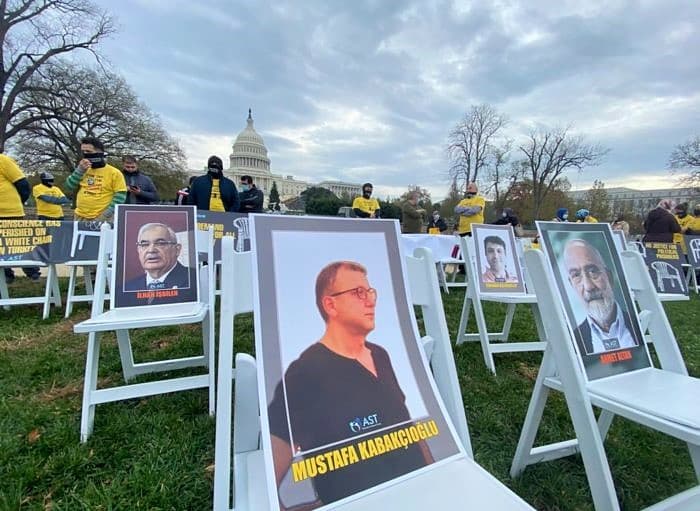 ‘Beyaz sandalye’ Amerika ve Kanada meydanlarında