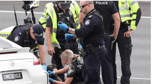 Queensland polisi, öldürülen Somali’li gencin elinde bıçak olduğunu iddia etti