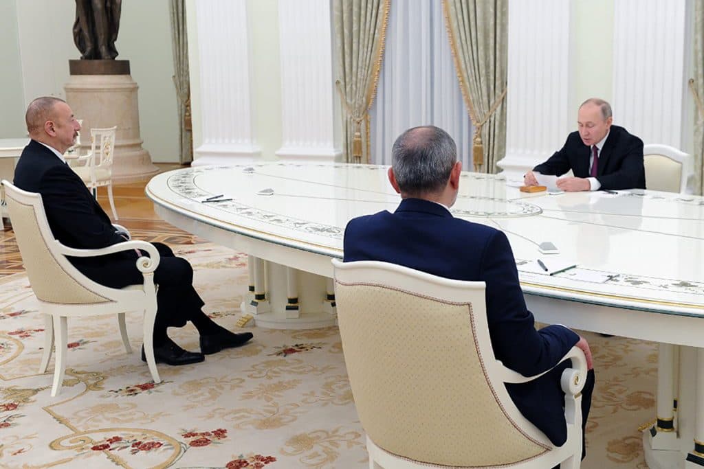 Aliyev ve Paşinyan birbiriyle el sıkışmadılar, Putin’e sarıldılar