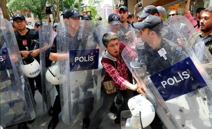 KHK’lı Öğretmen Acun Karadağ, çıplak aramayı anlattı: Anadan üryan soydular