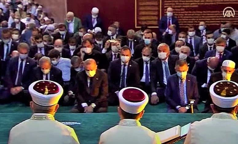 Erdoğan’ı gören cemaat Kur’an dinlemeyi bırakıp slogan attı