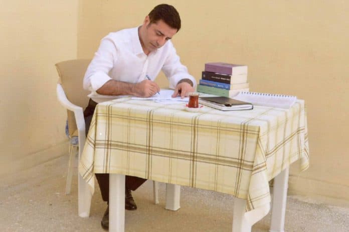 Demirtaş, cezaevinden yazdı: Barış ve birlikte yaşam dışında seçeneğimiz yok
