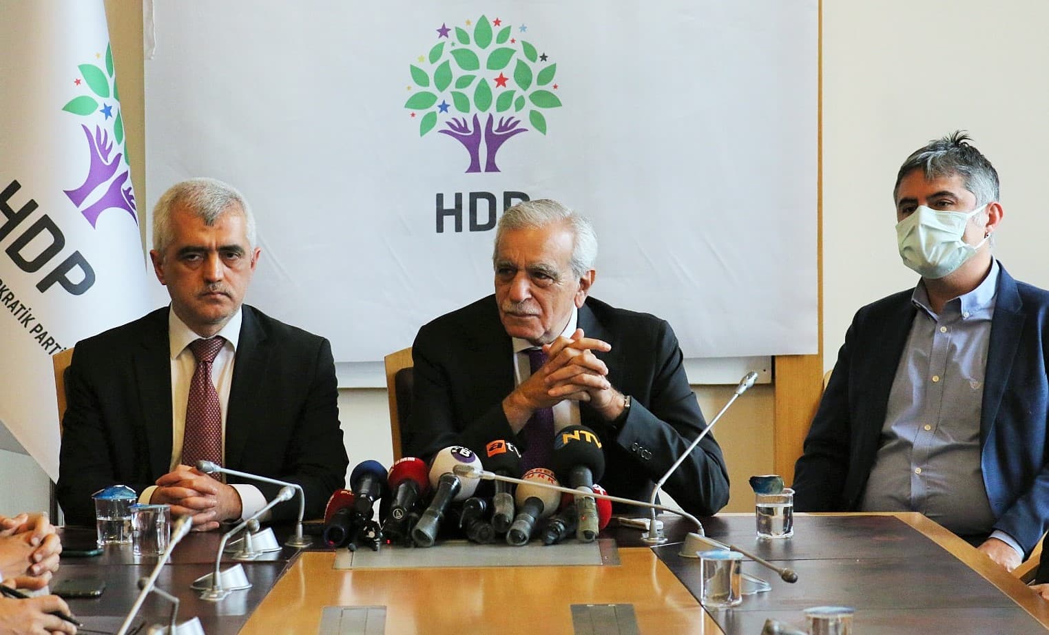Adalet nöbetinde 3. gün: Gergerlioğlu’ndan AKP’li Meclis Başkan’ı Şentop’a, TBMM duvarındaki yazıyı hatırlattı