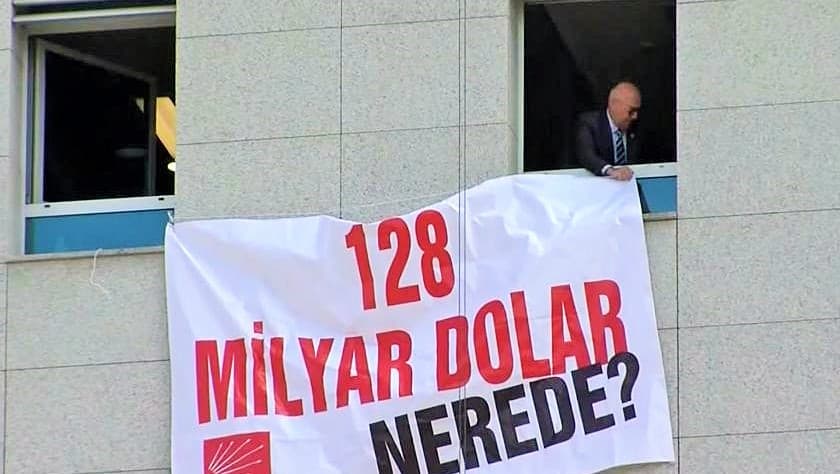 Tanal, “128 milyar dolar nerede?” pankartını TBMM’ye astı