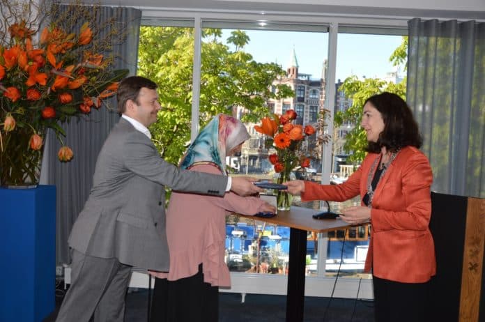 Hizmet Gönüllüleri adına aldık: Hollanda Kraliyet Nişanı, bu yıl Yılmaz ailesine verildi