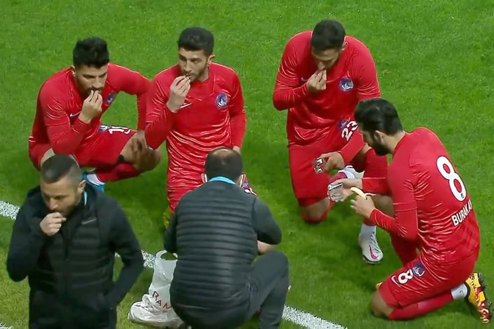 Ezan sakatlığa denk geldi: İki takımdan 5 oyuncu sahada orucunu açtı
