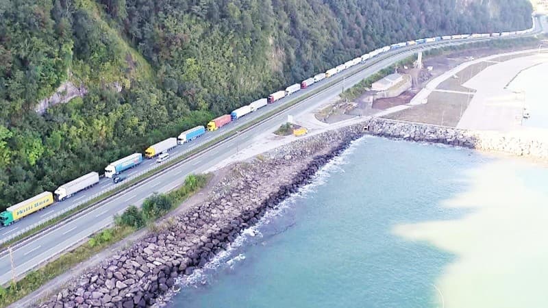 4 bine yakın TIR, bir aydır sınırı aşamıyor: Rusya izin vermiyor, Azerbaycan 500 dolar ek ücret alıyor