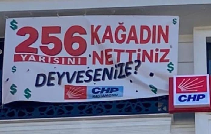 Gece yarısı indirildi: Kastamonu’daki  ‘256 kağadın yarısını nettiniz? Deyvesenize’ afişi de kaldırıldı
