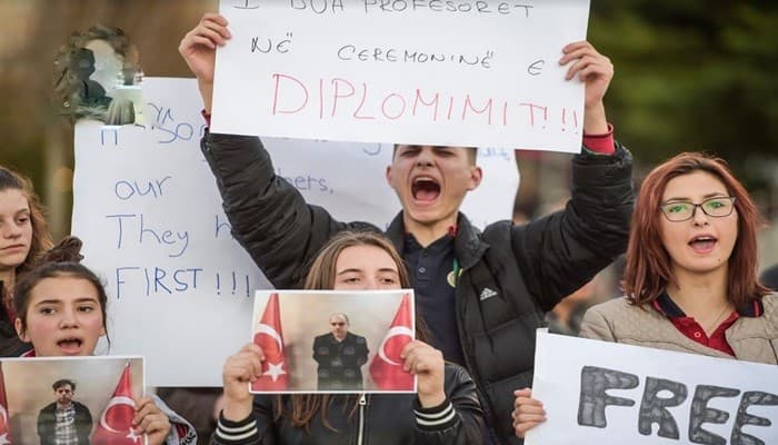 Gücünüz yine öğretmene mi yetti?