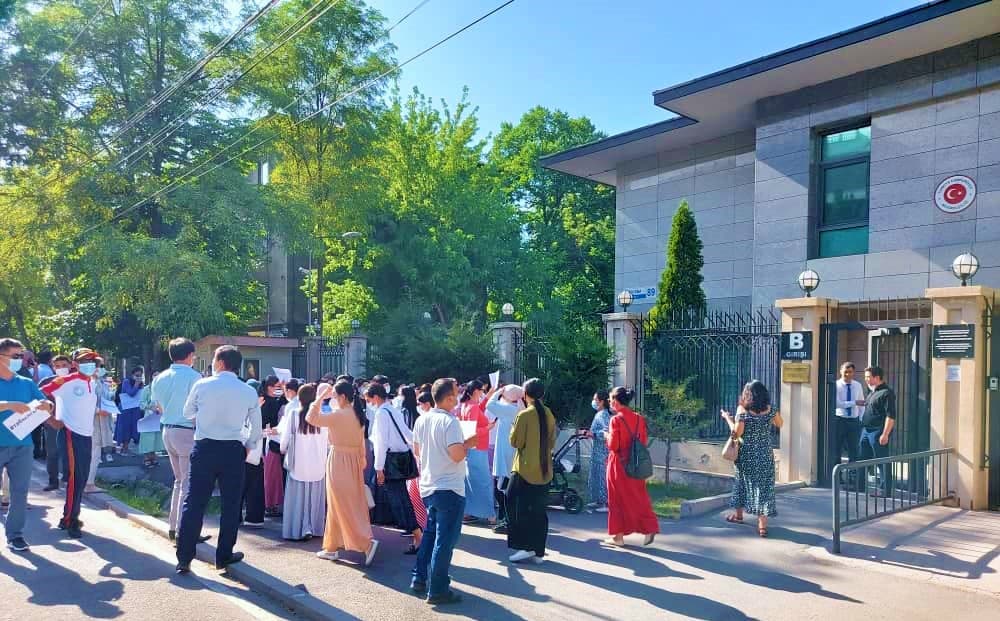 Orhan İnandı için Türk elçiliği önünde basın açıklaması: Sağlık görevlisi binaya girdi