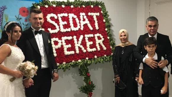 Süleyman Özışık Sedat Peker’in 80 bin TL’lik düğün hediyesiyle poz vermiş