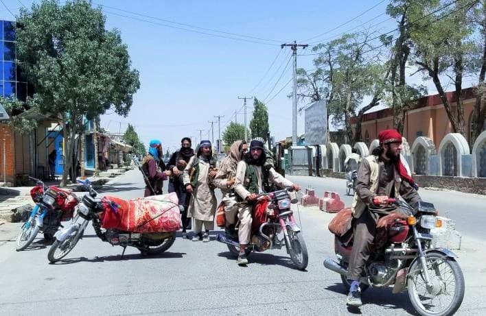 Cumhurbaşkanı Ghani, görevi bıraktı: Taliban Kabil’i kuşattı, kentten kaçışlar başladı