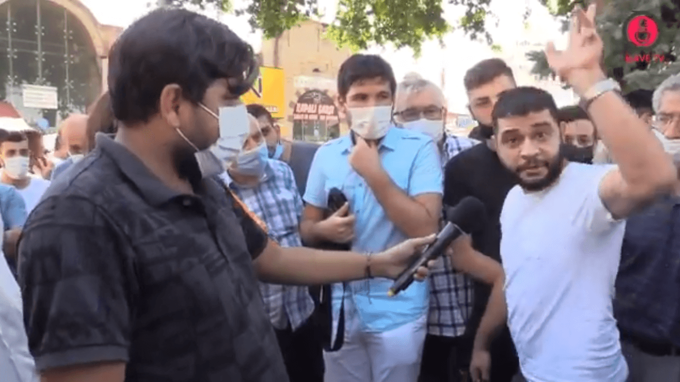 Suriyeli gencin cevabı herkesi susturdu: Onlar saraylarda en güzel yemeklerini yerler, siz de birbirinizi