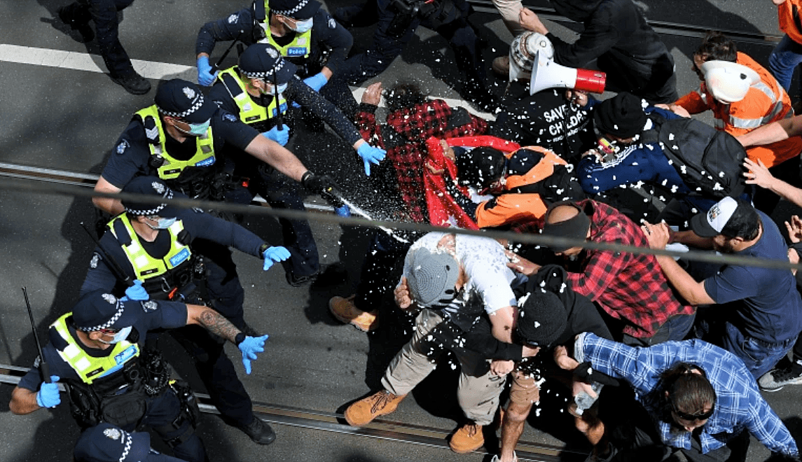 Avustralya’da karantina yasaklarını protesto eden göstericiler, polisle çatıştı: 267 gözaltı