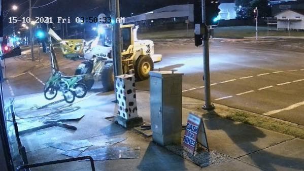 Film gibi soygun: Queensland Eyaleti’nde iş makinesiyle hırsızlık kamerada