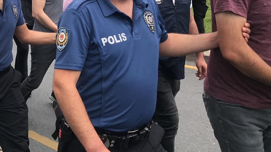 Erdoğan Rejimi’nde bu da yaşandı: Polis arama yaptığı eve misafirliğe gelenleri gözaltına aldı