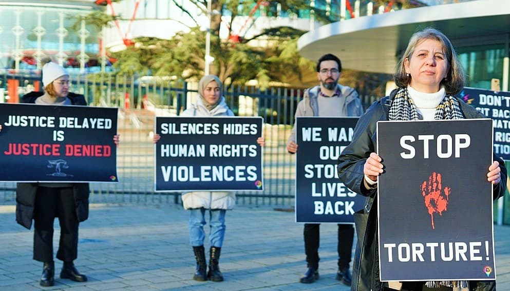 Koşulsuz Adalet Hareketi’nin 55. hafta nöbeti: Tutuklu emniyet müdürü Anadolu Atayün’ün eşi, AİHM’de yolsuzluk nöbeti tuttu