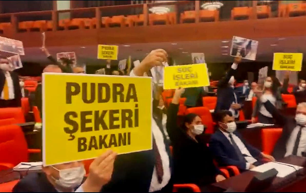 AKP’li Süleyman Soylu Meclis kürsüsüne çıktı: ‘Pudra şekeri’ pankartları açıldı