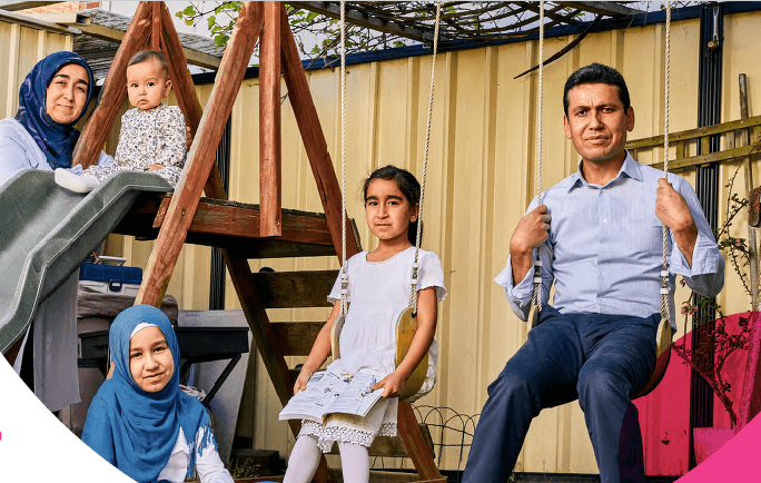 Kendine ev satın almak yerine hayırseverliği seçti: Hizmet Hareketi gönüllüsü Avustralya’da dergiye kapak oldu
